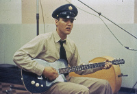 Presley-Soldat-Guitar